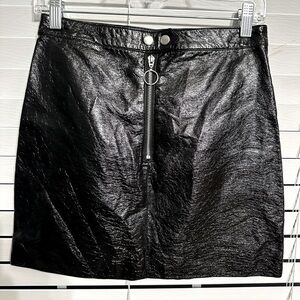 🛍️ Divided faux leather mini skirt great condition.